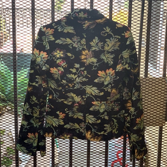 Floral Needlepoint design. Smart body hugging, flare sleeve with slit. - Picture 5 of 7